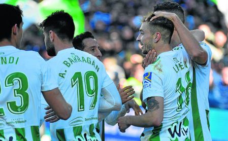 Loren Morón celebra con sus compañeros el primer gol del Betis ante el Villarreal del pasado sábado. Loren Morón celebra con sus compañeros el primer gol del Betis ante el Villarreal del pasado sábado.