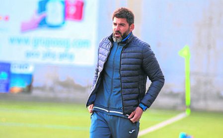 Álex Martín, entrenador del Alcalá, se mostró crítico con el primer tiempo realizado ante Los Barrios. Álex Martín, entrenador del Alcalá, se mostró crítico con el primer tiempo realizado ante Los Barrios.