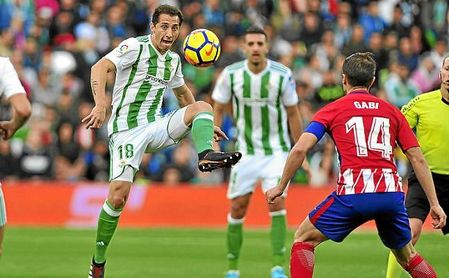 Guardado controla el balón en el partido ante el Atlético. Guardado controla el balón en el partido ante el Atlético.