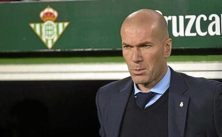 Zidane, en la banda del Benito Villamarín. Zidane, en la banda del Benito Villamarín.