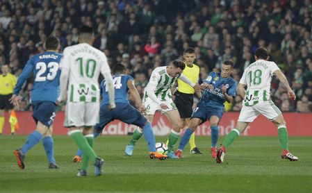 Casemiro y Lucas Vázquez presionan a Loren Morón en presencia de Gil Manzano y Andrés Guardado. Casemiro y Lucas Vázquez presionan a Loren Morón en presencia de Gil Manzano y Andrés Guardado.