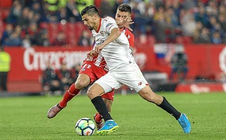 Nolito intenta zafarse de Correa en un lance del partido. Nolito intenta zafarse de Correa en un lance del partido.