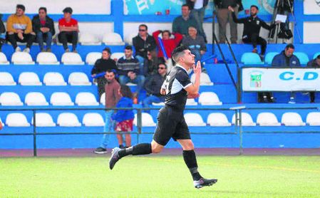 Aarón Natera celebra uno de los tres tantos marcados desde que fichó por el Alcalá. Aarón Natera celebra uno de los tres tantos marcados desde que fichó por el Alcalá.