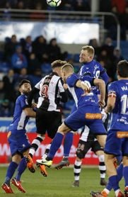 1-0. Laguardia da al Alaves tres puntos que le acercan a la salvación 1-0. Laguardia da al Alaves tres puntos que le acercan a la salvación