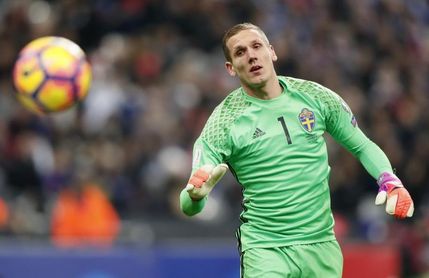 Olsen, portero de Suecia, dos meses de baja por una lesión en el hombro Olsen, portero de Suecia, dos meses de baja por una lesión en el hombro