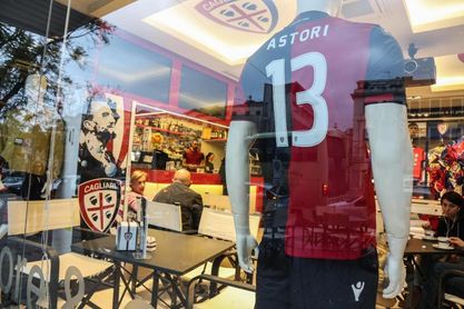Montella y el Sevilla se unen al dolor por la muerte de Astori Montella y el Sevilla se unen al dolor por la muerte de Astori