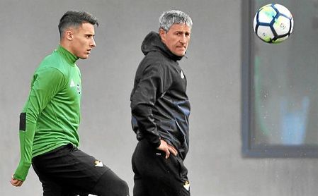 Cristian Tello fija su mirada atentamente en el balón ante la presencia de Quique Setién. Cristian Tello fija su mirada atentamente en el balón ante la presencia de Quique Setién.