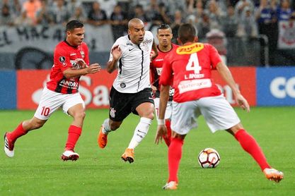 2-0. El campeón brasileño vence en casa y asume el liderato del Grupo G 2-0. El campeón brasileño vence en casa y asume el liderato del Grupo G