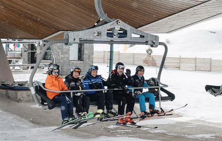 Felipe VI comparte con unos amigos una nueva jornada de esquí en Formigal Felipe VI comparte con unos amigos una nueva jornada de esquí en Formigal