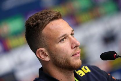 Arthur dice que Iniesta es "un dios del fútbol" y desea que siga en Barcelona Arthur dice que Iniesta es "un dios del fútbol" y desea que siga en Barcelona