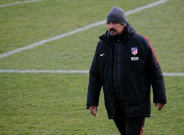 El "mono" Burgos dirige un entrenamiento con 6 jugadores del primer equipo El "mono" Burgos dirige un entrenamiento con 6 jugadores del primer equipo