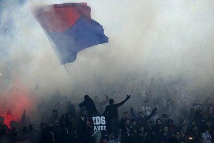 La UEFA cierra parcialmente el estadio del PSG y le multa con 43.000 euros La UEFA cierra parcialmente el estadio del PSG y le multa con 43.000 euros