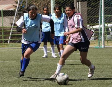 El fútbol femenino intenta abrirse paso en Bolivia pese a las limitaciones El fútbol femenino intenta abrirse paso en Bolivia pese a las limitaciones