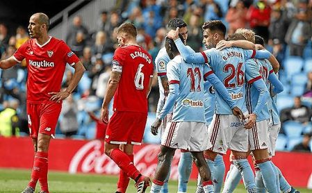 Los jugadores del Celta celebran el primer gol ante la desesperación de Carriço y Pizarro. Los jugadores del Celta celebran el primer gol ante la desesperación de Carriço y Pizarro.