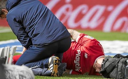 Kjaer, siendo atendido sobre el verde de Balaídos. Kjaer, siendo atendido sobre el verde de Balaídos.