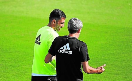 Setién, con Adán en un entrenamiento. Setién, con Adán en un entrenamiento.