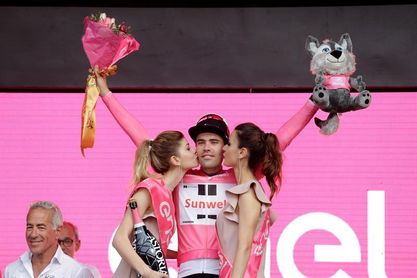 Tom Dumoulin vuela en la crono inicial y estrena la maglia rosa Tom Dumoulin vuela en la crono inicial y estrena la maglia rosa