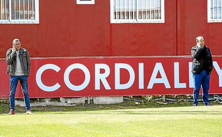 Óscar Arias y el presidente José Castro, durante un entrenamiento del Sevilla Fútbol Club. Óscar Arias y el presidente José Castro, durante un entrenamiento del Sevilla Fútbol Club.