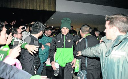 Aïssa Mandi, muy querido por la afición verdiblanca. Aïssa Mandi, muy querido por la afición verdiblanca.