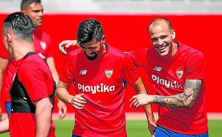 Sandro, por el que habría que negociar, quiere seguir en el Sevilla FC. Sandro, por el que habría que negociar, quiere seguir en el Sevilla FC.