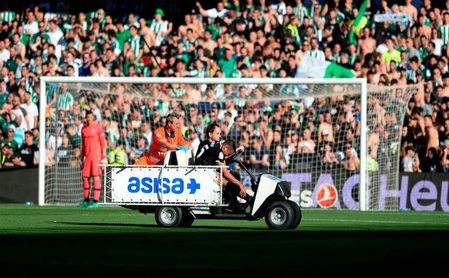 Mercado sale lesionado en el último derbi. Mercado sale lesionado en el último derbi.