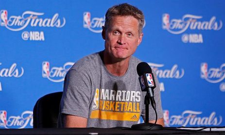 Steve Kerr califica de "idiota" la nueva política de la NFL sobre el himno nacional Steve Kerr califica de "idiota" la nueva política de la NFL sobre el himno nacional