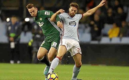 Fabián y Sergi Gómez pugnan por un balón. Fabián y Sergi Gómez pugnan por un balón.