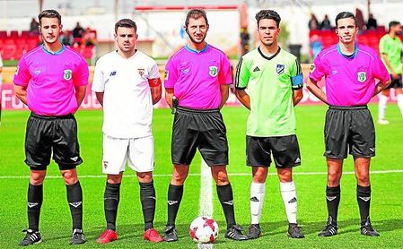 Iván Martín (segundo por la derecha) posa junto al trío arbitral y el sevillista Cera antes de un partido. Iván Martín (segundo por la derecha) posa junto al trío arbitral y el sevillista Cera antes de un partido.