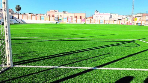El nuevo césped del Municipal de Lebrija, listo para ser usado. El nuevo césped del Municipal de Lebrija, listo para ser usado.