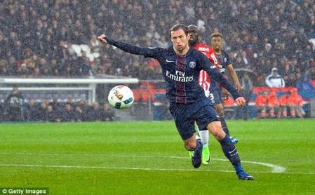 Krychowiak dispará a puerta con el PSG. Krychowiak dispará a puerta con el PSG.