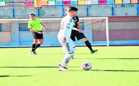 En la imagen, Juanito conduce el esférico en un lance ante el Alcobendas. En la imagen, Juanito conduce el esférico en un lance ante el Alcobendas.