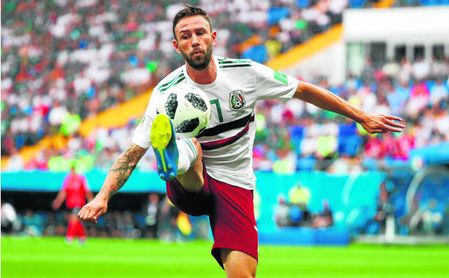 Layún pincha el balón durante el Corea-México. Layún pincha el balón durante el Corea-México.