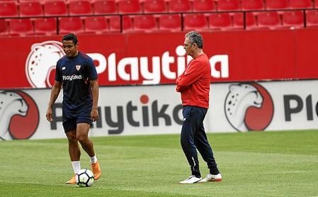 Muriel es uno de los tres extracomunitarios del Sevilla FC. Muriel es uno de los tres extracomunitarios del Sevilla FC.
