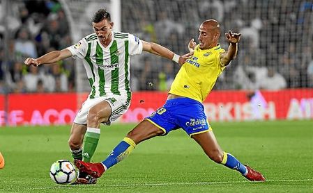 Gálvez presiona a Fabián durante el Betis-Las Palmas. Gálvez presiona a Fabián durante el Betis-Las Palmas.