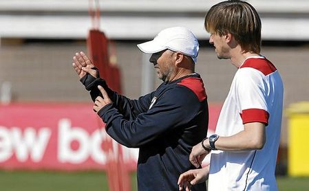 Manna conversa con Sampaoli, durante la etapa de ambos en el Sevilla FC. Manna conversa con Sampaoli, durante la etapa de ambos en el Sevilla FC.