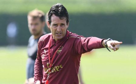 Emery da instrucciones en un entrenamiento. Emery da instrucciones en un entrenamiento.