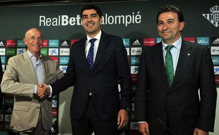 Haro, Catalán y Serra han trabajado duro para llegar a un acuerdo por y con Carvalho. Haro, Catalán y Serra han trabajado duro para llegar a un acuerdo por y con Carvalho.