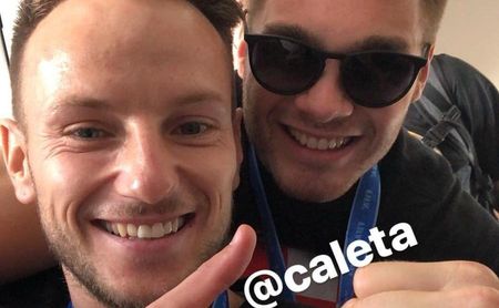 Rakitic bromea con el 'sevillano' Caleta Rakitic bromea con el 'sevillano' Caleta