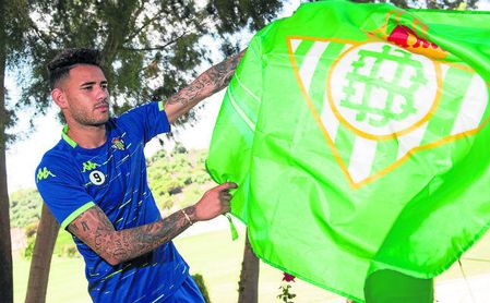 En su tercera temporada como bético, Sanabria confía en que le respeten las lesiones y poder mostrar todo su potencial. Ya la pasada temporada, pese a estar cuatro meses fuera, hizo 7 goles. En su tercera temporada como bético, Sanabria confía en que le respeten las lesiones y poder mostrar todo su potencial. Ya la pasada temporada, pese a estar cuatro meses fuera, hizo 7 goles.