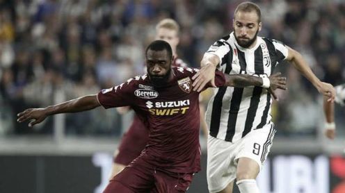 Nkolou pugna con Higuaín. Nkolou pugna con Higuaín.