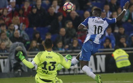 Caicedo en un lance con Antonio Adán, en un Espanyol - Real Betis. Caicedo en un lance con Antonio Adán, en un Espanyol - Real Betis.