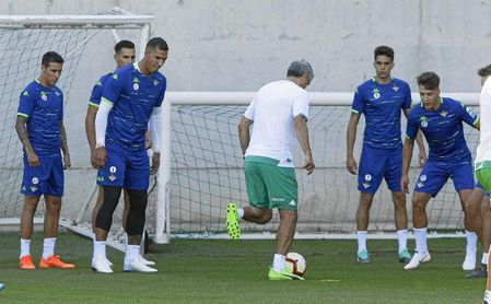 Joel y Setién, durante un rondo en un entrenamiento de este verano. Joel y Setién, durante un rondo en un entrenamiento de este verano.