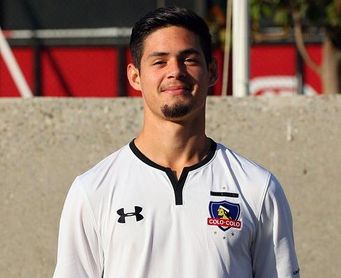 Juan Ibarra, jugador del Colo Colo, posa con la camiseta del club chileno. Juan Ibarra, jugador del Colo Colo, posa con la camiseta del club chileno.