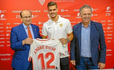 André Silva, hoy durante su presentación con el Sevilla. André Silva, hoy durante su presentación con el Sevilla.