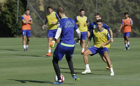 Pau López juega con los pies en un entrenamiento. Pau López juega con los pies en un entrenamiento.