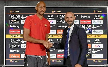 Nzonzi y Monchi formalizan su fichaje. Nzonzi y Monchi formalizan su fichaje.