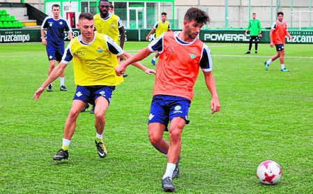 Imagen de un entrenamiento reciente del Betis Deportivo en la Ciudad Deportiva Luis del Sol. Imagen de un entrenamiento reciente del Betis Deportivo en la Ciudad Deportiva Luis del Sol.