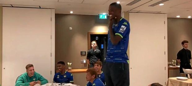 William Carvalho paga la novatada. William Carvalho paga la novatada.