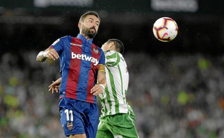 Morales, ganándole el duelo por alto a Guardado en el inicio de su primer tanto, el segundo granota. Morales, ganándole el duelo por alto a Guardado en el inicio de su primer tanto, el segundo granota.
