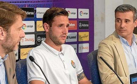 Miguel Ángel atiende a las declaraciones de Duje Cop, durante la presentación del croata. Miguel Ángel atiende a las declaraciones de Duje Cop, durante la presentación del croata.